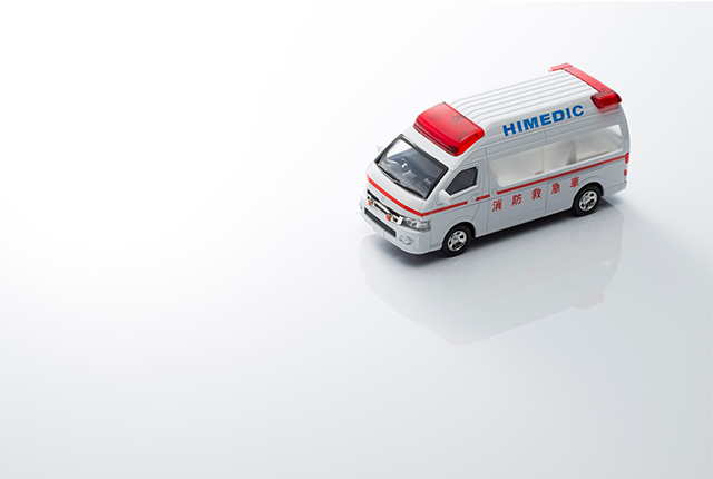 救急車のおもちゃが床に置いてある